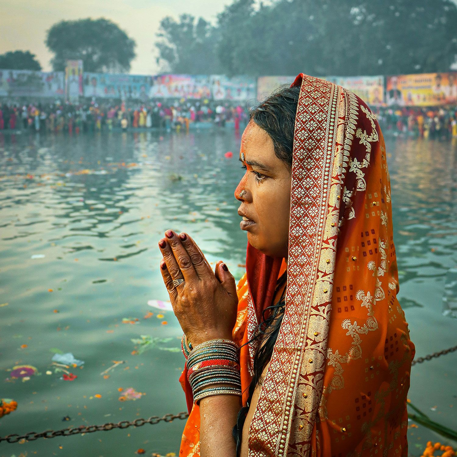 Betende Frau am Fluss in Indien